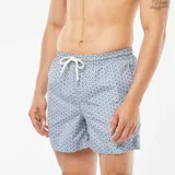Short de baño celeste con estampado de motivos geométricos en azul y cordón blanco ajustable en la cintura.