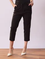 Pantalón capri color beige, marca Zac & Rachel, confeccionado en gabardina elastizada. Presenta pretina con botón, cierre y hebilla metálica, bolsillos inclinados en la parte delantera y corte ajustado.
