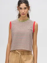 Musculosa corta a rayas horizontales marrones y blancas, con cuello verde, sisas rojas y logo bordado en el pecho. Corte recto y holgado.