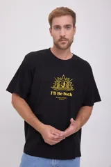 Camiseta negra de manga corta con cuello redondo y estampado amarillo con la frase "I'll Be Back" y un sol con cara.