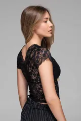 Top negro de encaje con mangas cortas y escote en V.