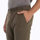 Pantalón de trekking desmontable color verde musgo, convertible en short. Confeccionado en tejido elástico 4-Way Spandex repelente al agua. Incluye cintura elasticada, cinturón interno ajustable, bolsillos con cierre y elástico interior en los tobillos.