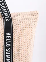 Bolso tote de paja color beige con base de arpillera marrón y asas de cinta negra con la inscripción "Hello Summer".