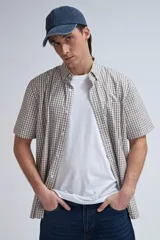 Camisa de manga corta con estampado a cuadros en tonos grises y blancos.