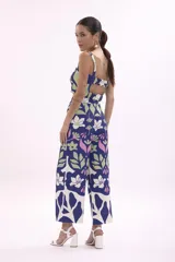 Crop top con estampado floral en tonos azul, blanco, verde y rosa.