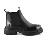 Bota Chelsea color marrón con elástico lateral negro, puntera y talón en charol negro, suela track y tiradores en la caña.