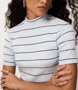 Blusa de ribana color beige con rayas horizontales negras, cuello medio y mangas cortas.