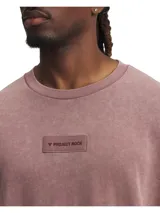 Remera manga corta color borgoña con efecto lavado. Tiene corte holgado y logo de Project Rock en el pecho.