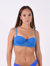 Soutien de color azul, con copa moldeada y detalles de encaje en el borde.