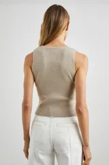 Musculosa sin mangas de algodón suave, con escote en V y botones frontales, diseño ajustado.