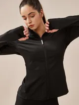 Campera deportiva de corte ajustado, con cierre frontal y cuello alto, ideal para actividades al aire libre.