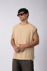 Musculosa oversize color crudo, tejida en lino con textura marcada y terminaciones deshilachadas.