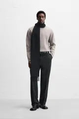 Sweater negro de punto con cuello redondo y mangas largas.