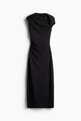 Vestido midi negro de punto elástico con escote asimétrico, manga corta con detalle girado, frunces en un hombro y en un lateral para crear un leve efecto drapeado.