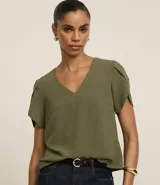 Blusa verde militar de poliéster con textura arrugada (efecto airflow), escote en pico y mangas cortas cruzadas tipo tulipán.