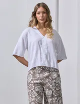 Blusa marrón de lyocell con escote en V y mangas cortas.