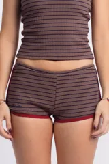 Musculosa ajustada de tejido acanalado, color marrón con rayas finas horizontales en azul oscuro. Presenta ribetes en color rojo en el cuello y las sisas. Lleva un pequeño logo bordado en el pecho.