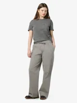 Pantalón cargo de tiro medio con estampado a rayas verticales en tonos beige y negro. Confeccionado en algodón, con bolsillos delanteros y traseros, cintura elástica con cordón ajustable.
