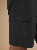 Bermuda técnica color negro, confeccionada en 94% nylon y 6% spandex.