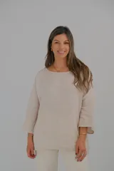 Blusa color crudo de lino, de corte holgado y mangas 3/4.