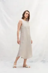 Vestido midi negro de lino, corte recto, sin mangas y con escote redondo.