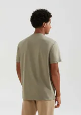 Camiseta básica color burdeos con bolsillo, confeccionada en super cotton para mayor comodidad.