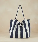Bolso tote de tela con rayas verticales color azul marino y blanco, con doble asa de hombro.