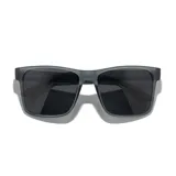 Lentes de sol Sunski modelo Puerto, con montura cuadrada color gris y lentes polarizados negros.