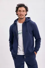 Campera deportiva azul marino con capucha y cierre frontal.