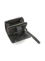 Billetera de cuero vacuno color tostado, de formato doble y compacto, con cierre metálico y manija muñequera de cuero. Posee múltiples ranuras para tarjetas y bolsillo monedero con cierre.