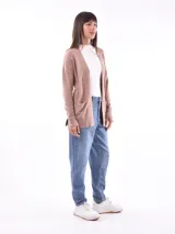 Saco color beige de tejido de punto, con cuello abierto, bolsillos frontales y mangas largas con detalle de botones en los puños.