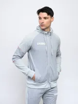 Campera gris con cierre y capucha, con logo Umbro estampado en el pecho.