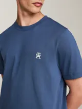 Remera azul de algodón con cuello redondo y logo bordado en el pecho.