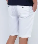 Bermuda masculina de sarga color rosado, con corte recto y bolsillos laterales.