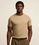 Remera slim de manga corta color salmón, de punto medio, sin estampado y cuello redondo.