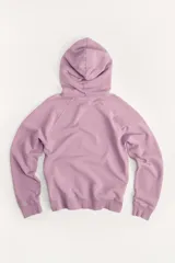 Sudadera color borgoña con capucha ajustable con cordones, manga larga y estampado dorado en el frente con el texto "A Coruña" y un escudo.