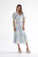 Vestido largo celeste con estampado floral y botones frontales, de corte fluido.