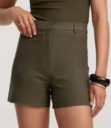 Short sastrero color verde militar, de tiro alto y corte recto. Confeccionado en bengalina con viscosa certificada, trabillas en la cintura y cierre tradicional.