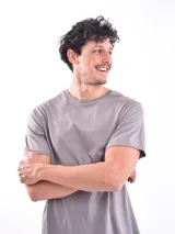 Remera azul de corte clásico y mangas cortas.