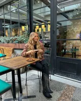 Bota de cuero marrón con caña alta de gamuza bordada.