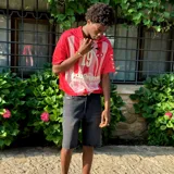 Short de denim negro lavado, corte ancho y largo, con bordado del logo de Nude Project en el bolsillo trasero izquierdo.