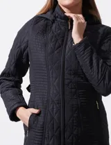 Campera negra capitoneada marca Weatherproof, con capucha desmontable, cierre central y bolsillos delanteros.