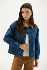 Chaqueta de jean azul con cuello de pana color camel, corte recto y bolsillos frontales.