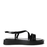 Sandalias plateadas con tiras finas cruzadas y plataforma baja color negro.