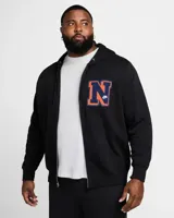 Campera negra con capucha y cierre frontal, con logo de Nike bordado en blanco en el puño izquierdo y una letra N grande en el pecho con borde naranja y relleno azul.