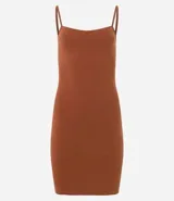 Vestido corto color rosado, de escote recto, con breteles finos y confeccionado en algodón con elastano.