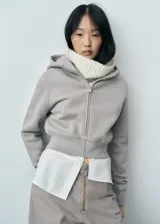 Pantalón de jean de tiro medio, corte wide leg y largo hasta el tobillo.