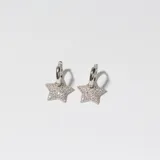 Par de aros tipo argolla con dije colgante en forma de estrella, recubiertos de circonitas.