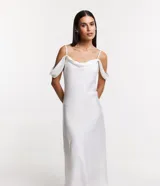 Vestido midi de satén color blanco, con breteles finos regulables y escote recto con detalle drapeado.