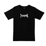 Remera negra de algodón con estampado frontal de diseño gráfico en color blanco.